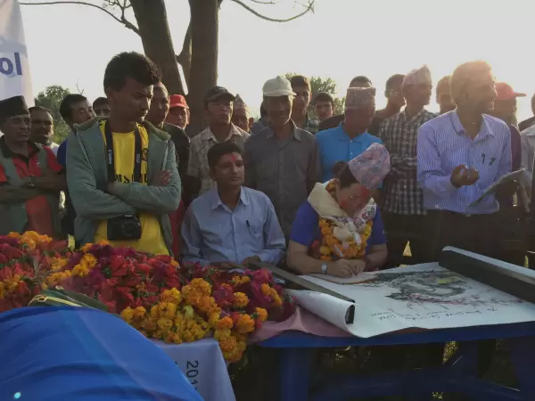 Present chinese art to local school